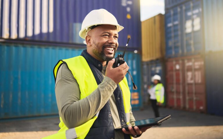 Logistica de abastecimiento - Ingeniero analizando procesos en software especializado