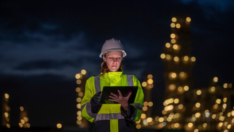 Simulador de plantas industriales - Ingeniero revisando gráficos para optimizar operaciones